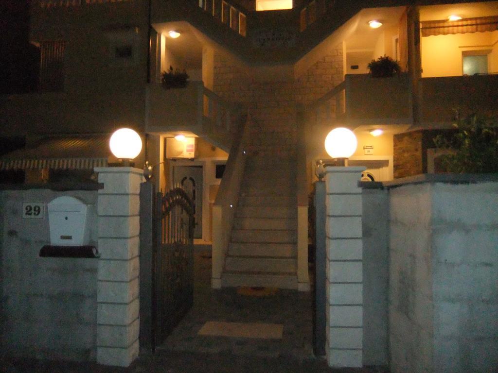 Apartments Ivankovic Stari Grad  Ngoại thất bức ảnh